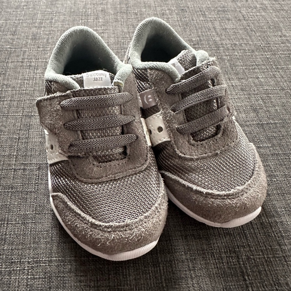 EUC Saucony Runners Size 5.5